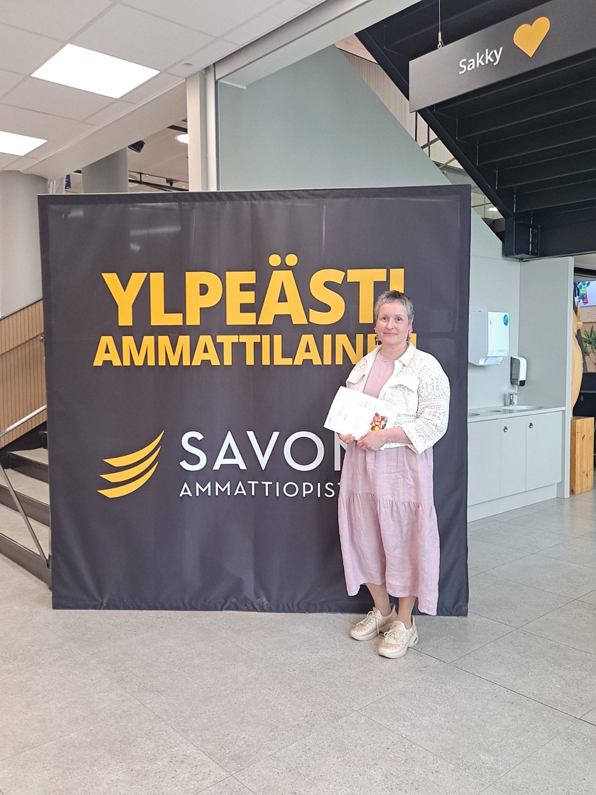 Valmistumispäivänä 29.5.2026, onnellinen jalkojenhoitaja (AT).